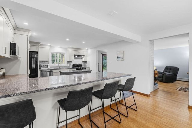 33 Woodland Rd, Rochester, MA 02770