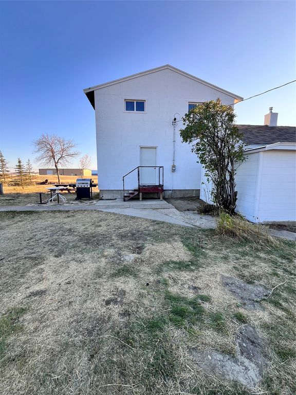 534 and 546 Wolf Avenue, Sweet Grass, MT 59484