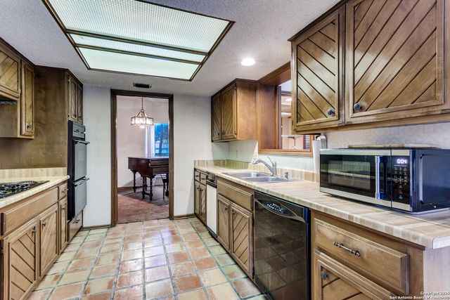 1811 moreshead, San Antonio, TX 78231
