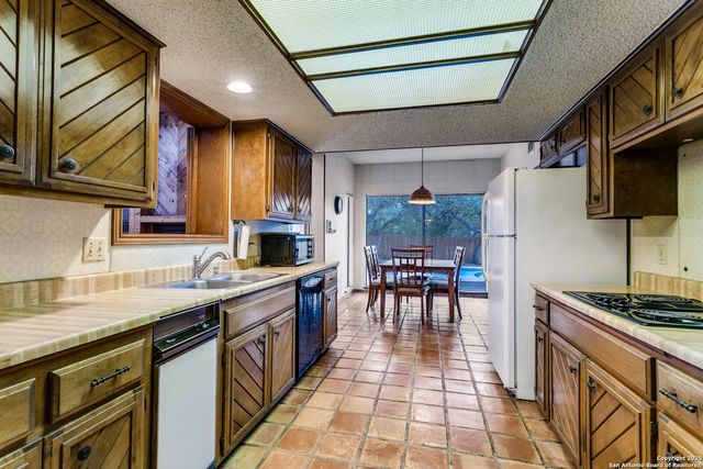 1811 moreshead, San Antonio, TX 78231