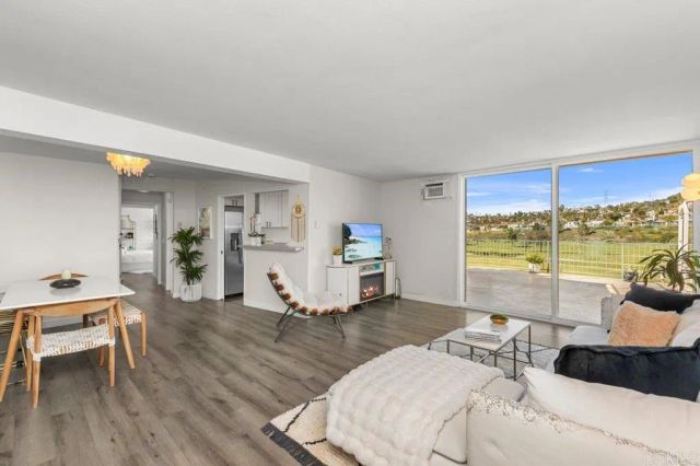 2544 Navarra 12, Carlsbad, CA 92009