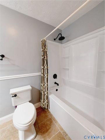 210 Stuttaford Dr, Sandston, VA 23150