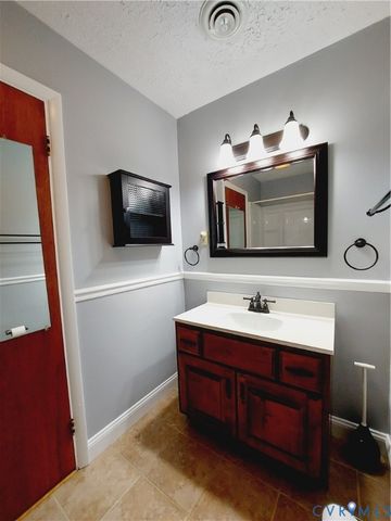 210 Stuttaford Dr, Sandston, VA 23150