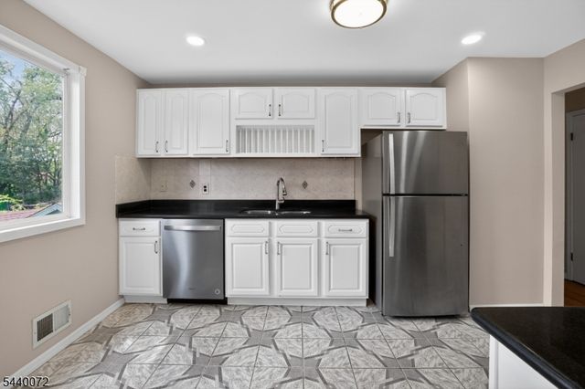 21 Ash Rd, Edison Twp., NJ 08817