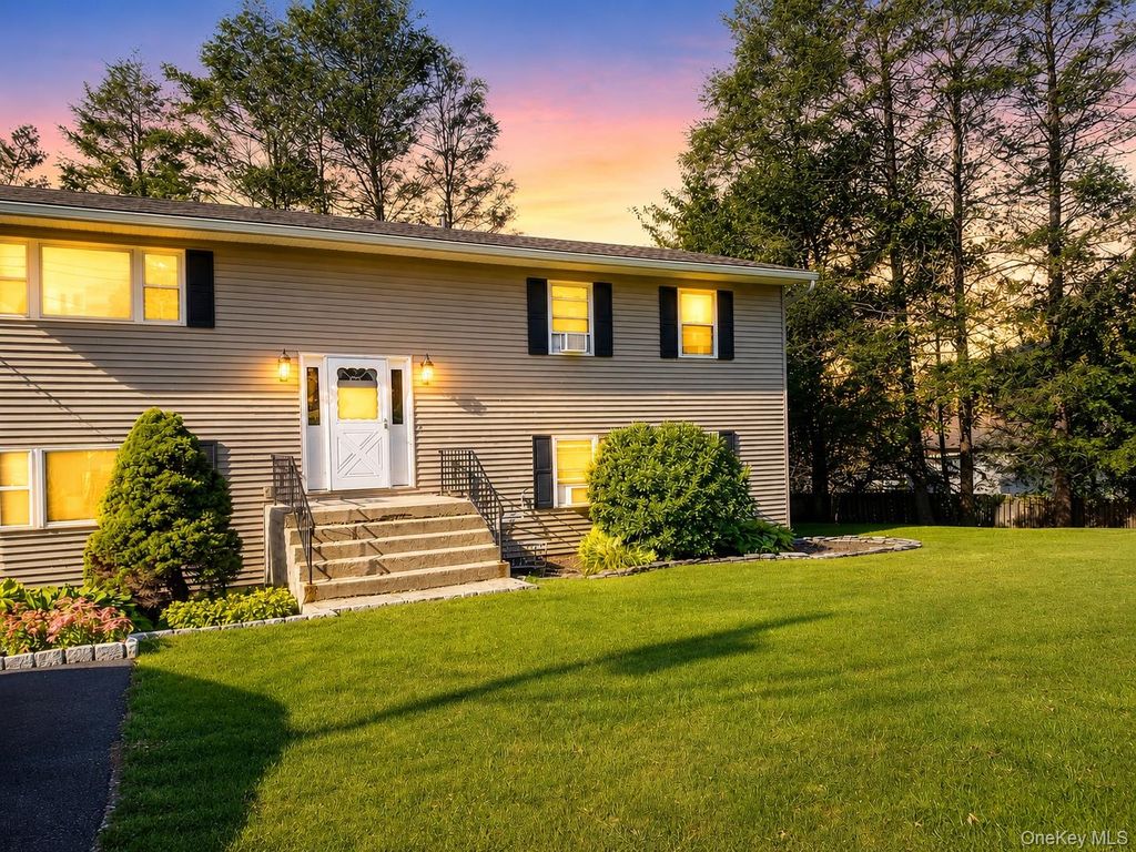 1 Humming Bird Lane A, Stony Point, NY 10980