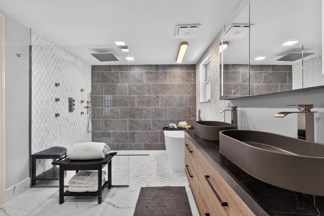 2 HOWARD PL, Bayonne, NJ 07002