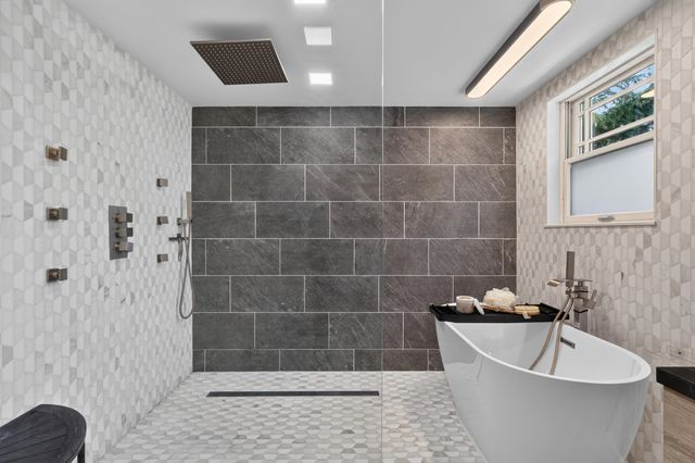 2 HOWARD PL, Bayonne, NJ 07002