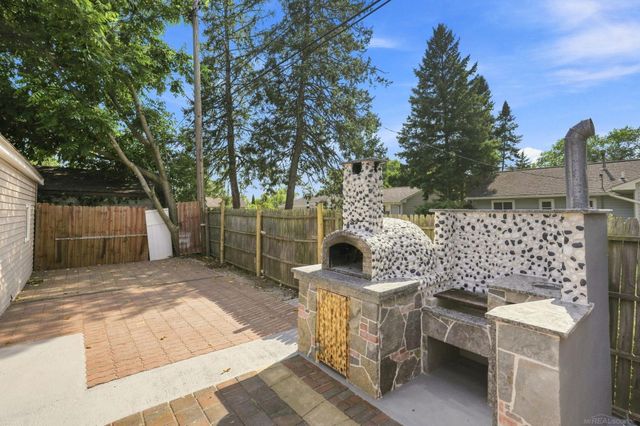 2950 Hartline Drive Drive, Rochester, MI 48309
