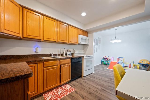 8323 Karam Boulevard 4, Warren, MI 48093