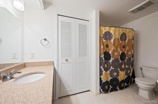 8323 Karam Boulevard 4, Warren, MI 48093