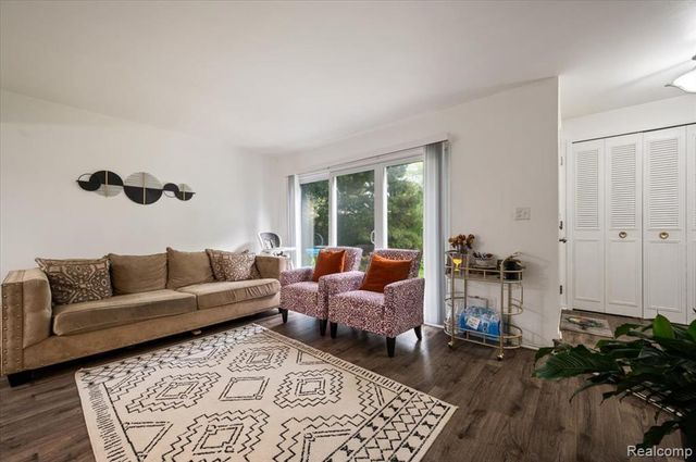 8323 Karam Boulevard 4, Warren, MI 48093