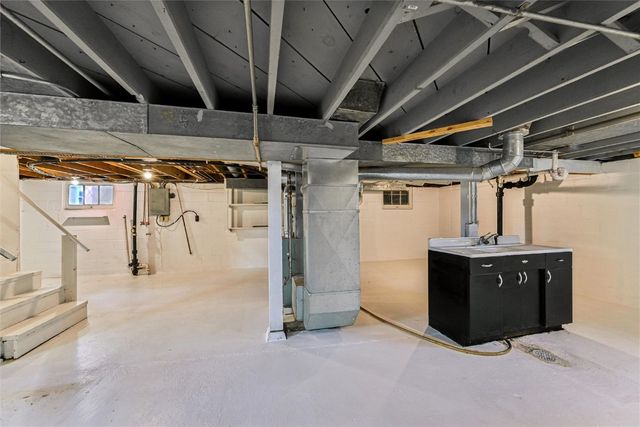 1047 27th Street NE, Cedar Rapids, IA 52402