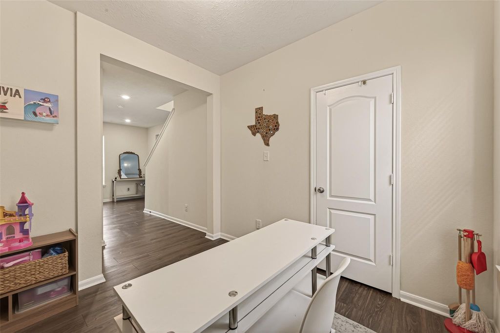 Image 6 of property listing at 25210 Stone Tower Court, Katy, TX 77493