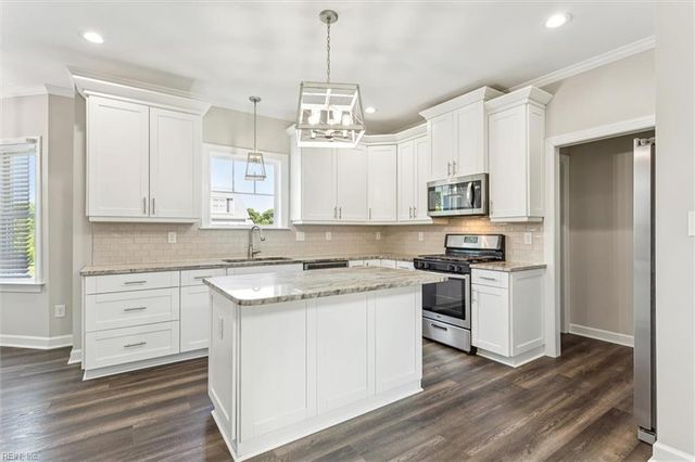 108 Osborne LN, Seaford, VA 23696