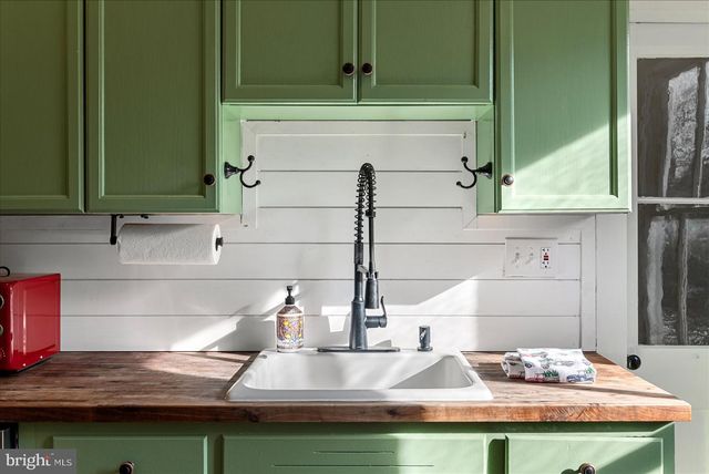 10 NEW CUT RD, Round Hill, VA 20141