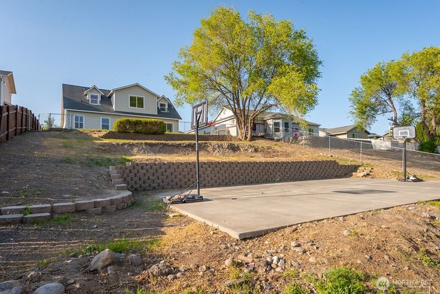 901 W Windrose Drive, Moses Lake, WA 98837