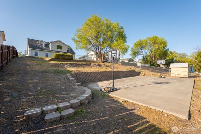 901 W Windrose Drive, Moses Lake, WA 98837