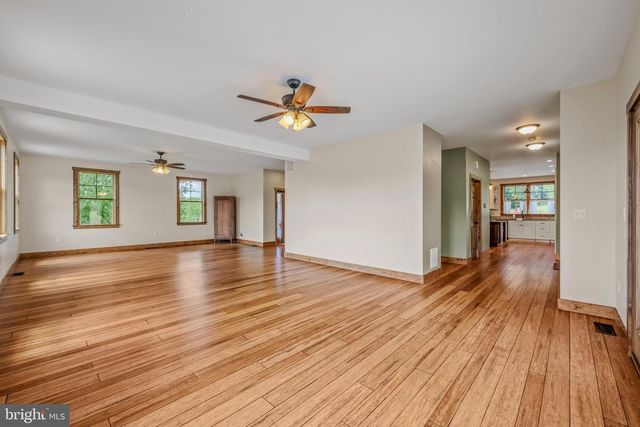 1089 WAUGH RD, Berkeley Springs, WV 25411