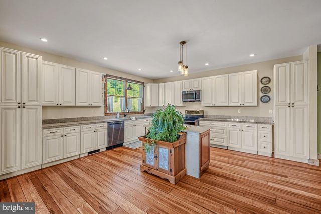 1089 WAUGH RD, Berkeley Springs, WV 25411