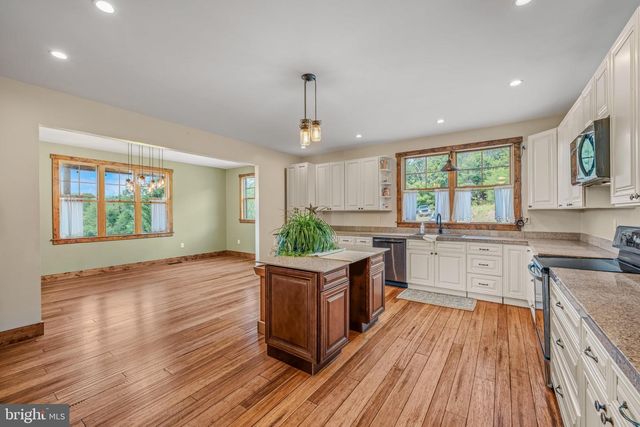 1089 WAUGH RD, Berkeley Springs, WV 25411