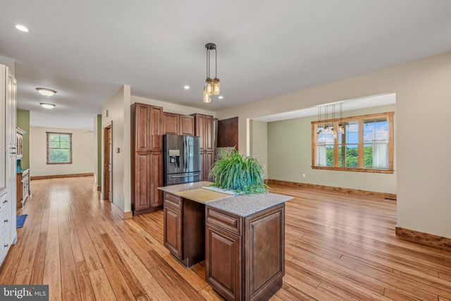 1089 WAUGH RD, Berkeley Springs, WV 25411