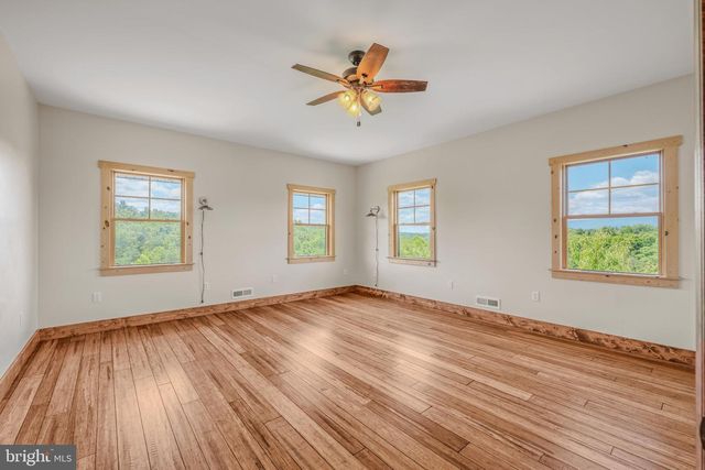 1089 WAUGH RD, Berkeley Springs, WV 25411