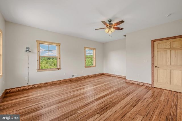 1089 WAUGH RD, Berkeley Springs, WV 25411