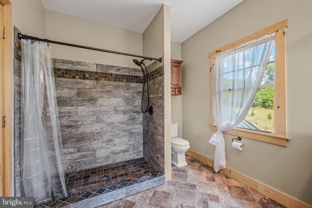 1089 WAUGH RD, Berkeley Springs, WV 25411