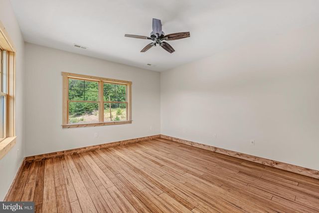 1089 WAUGH RD, Berkeley Springs, WV 25411