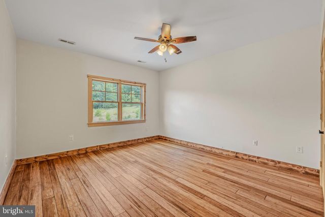 1089 WAUGH RD, Berkeley Springs, WV 25411