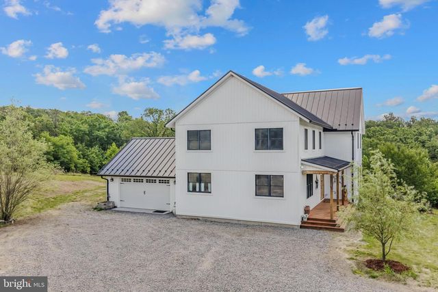 1089 WAUGH RD, Berkeley Springs, WV 25411