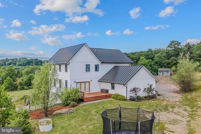 1089 WAUGH RD, Berkeley Springs, WV 25411