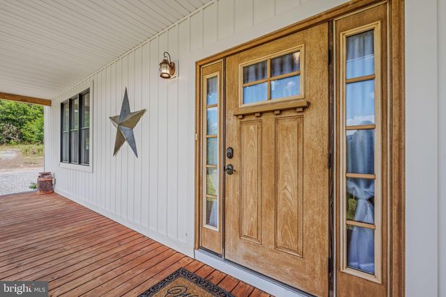 1089 WAUGH RD, Berkeley Springs, WV 25411
