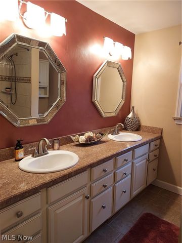 1329 Valley View Drive, Youngstown, OH 44512