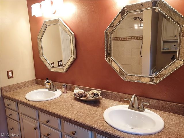 1329 Valley View Drive, Youngstown, OH 44512