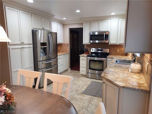 1329 Valley View Drive, Youngstown, OH 44512