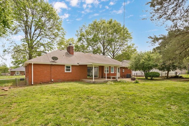1919 E Meadow Drive, Springfield, MO 65804