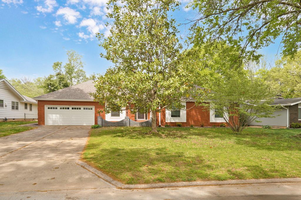 1919 E Meadow Drive, Springfield, MO 65804