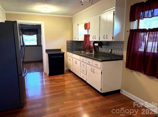3253 US 70 Highway W, Marion, NC 28752