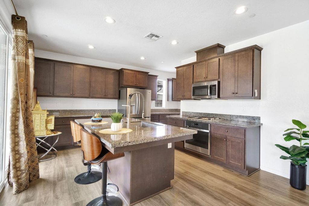 Image 10 of property listing at 6118 E Berkeley Avenue, Fresno, CA 93727
