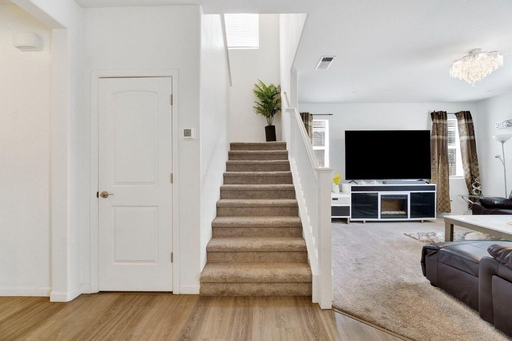 Image 17 of property listing at 6118 E Berkeley Avenue, Fresno, CA 93727