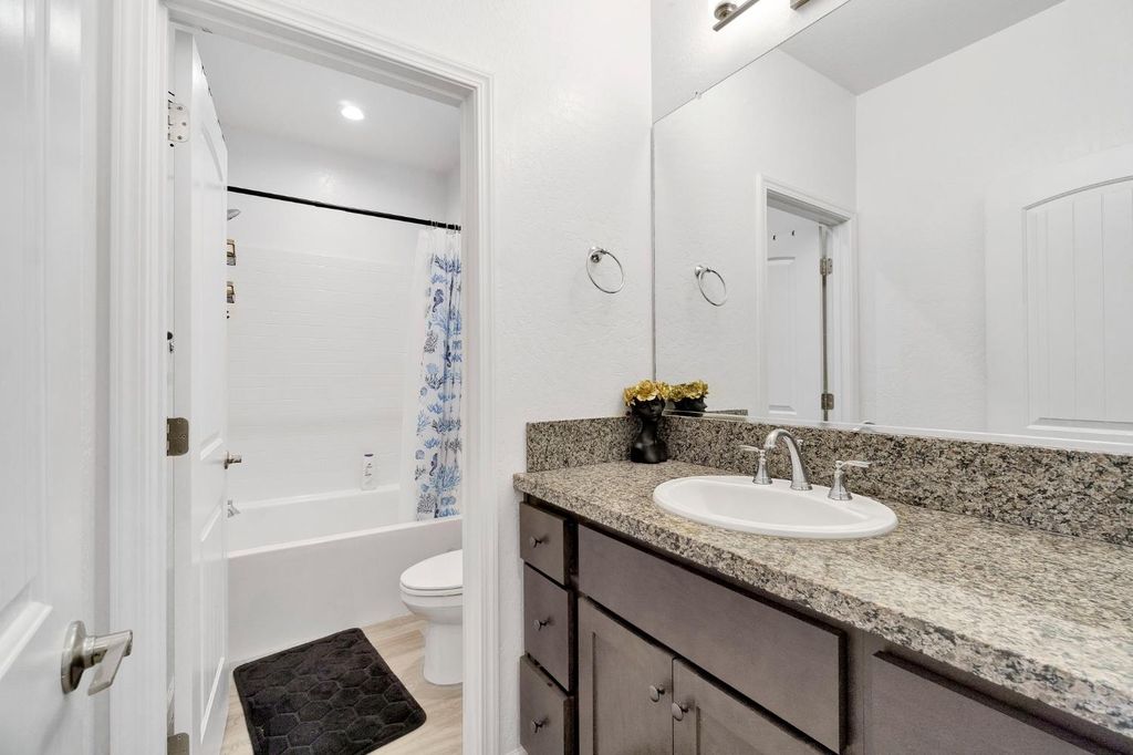 Image 21 of property listing at 6118 E Berkeley Avenue, Fresno, CA 93727