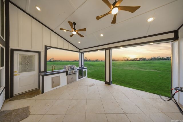 207 Hidden Ranch, Floresville, TX 78114