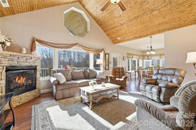 140 Debbie Loop, Waynesville, NC 28786