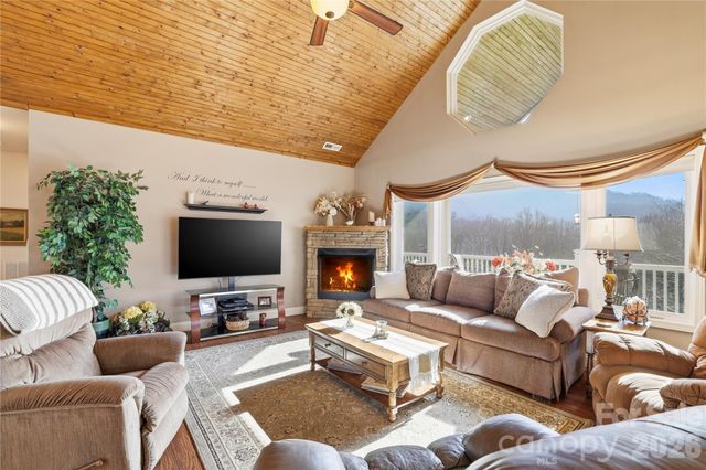 140 Debbie Loop, Waynesville, NC 28786