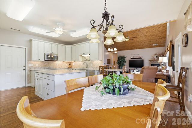 140 Debbie Loop, Waynesville, NC 28786