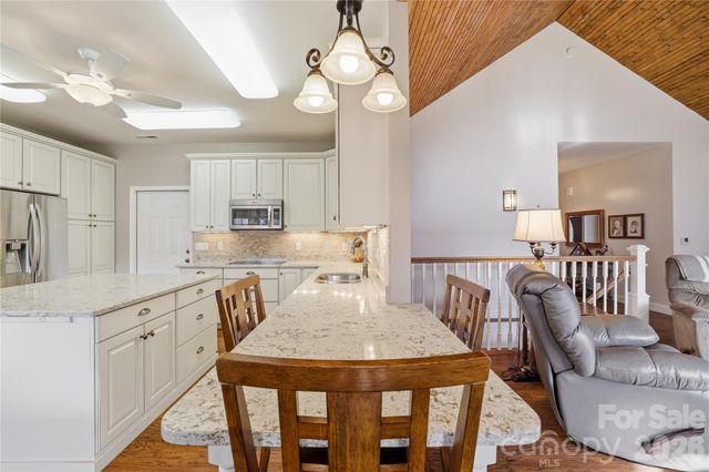 140 Debbie Loop, Waynesville, NC 28786