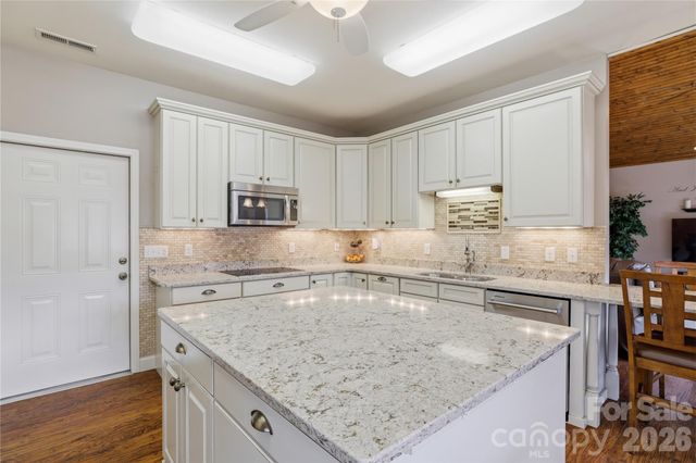 140 Debbie Loop, Waynesville, NC 28786