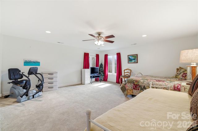 140 Debbie Loop, Waynesville, NC 28786