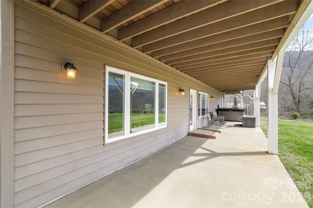 140 Debbie Loop, Waynesville, NC 28786